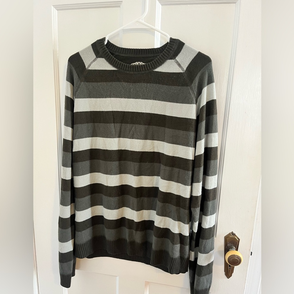 Aeropostale Women’s Lightweight Crewneck Sweater -perfect for spring!